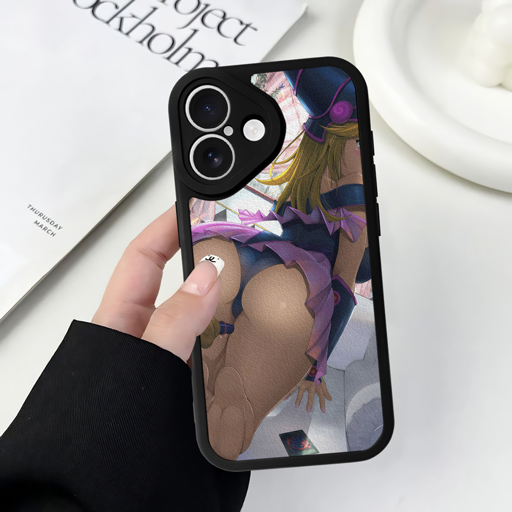 （画像用） 遊☆戯☆王 Yu-Gi-Oh! 【iPhone 16シリーズ対応】シリコンスマホケース（レザー調） 材質：シリコン
